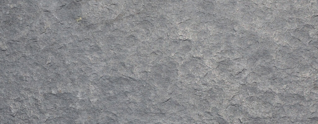 Vietnamese Basalt Trapblok 100 X 35 X 15 Gevlamd Geborsteld Closeup